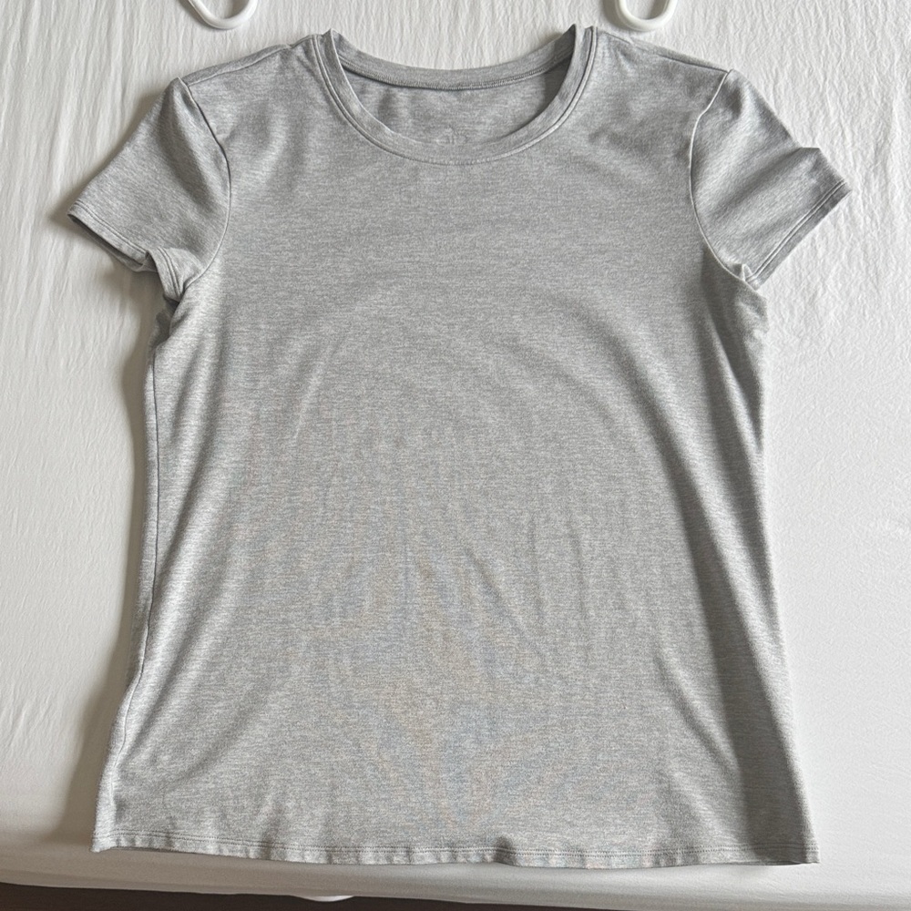 ALO Yoga Short Sleeve Tee in Light Gray